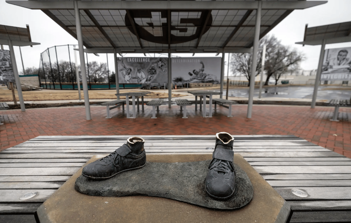 Just the feet of the statue on a base, with the rest of it cut off