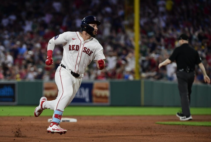 Wilyer Abreu running the bases