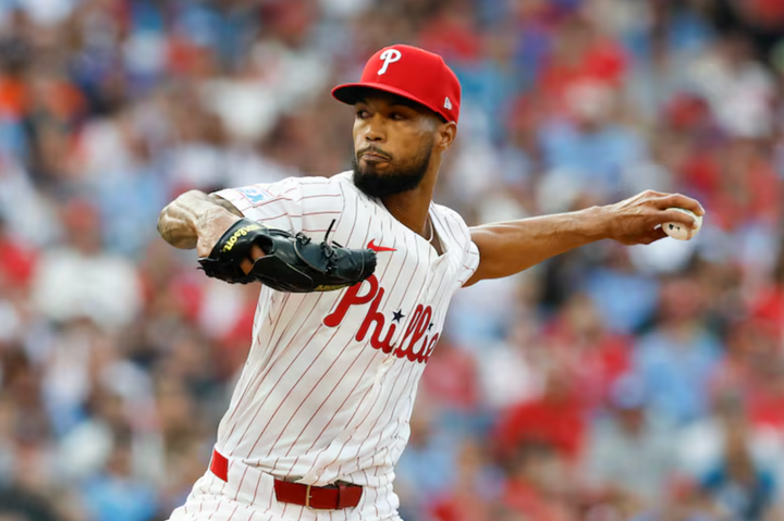 Cristopher Sánchez pitching