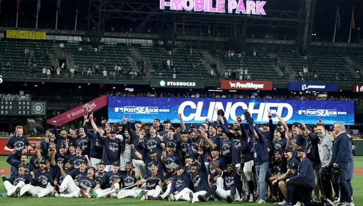 Mariners celebrating their AL West title